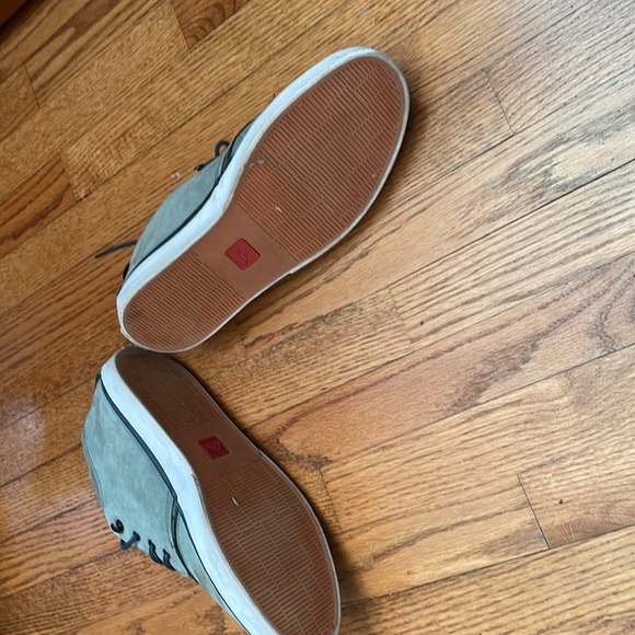 Men's Quicksilver mid-top sneakers with speed hooks. Good shape-gently worn - Picture 2 of 4